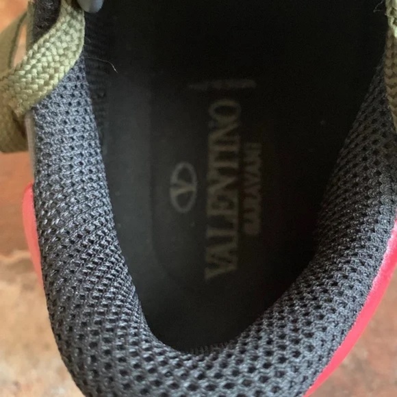 Valentino Garavani Low-Top Sneakers - Picture 10 of 11